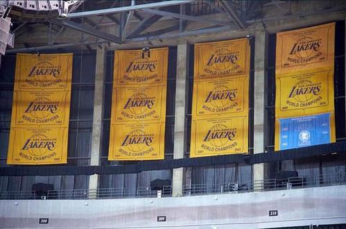 NBA湖人队球衣退役_凯尔特人队球衣退役次数_nba各队退役球衣名单