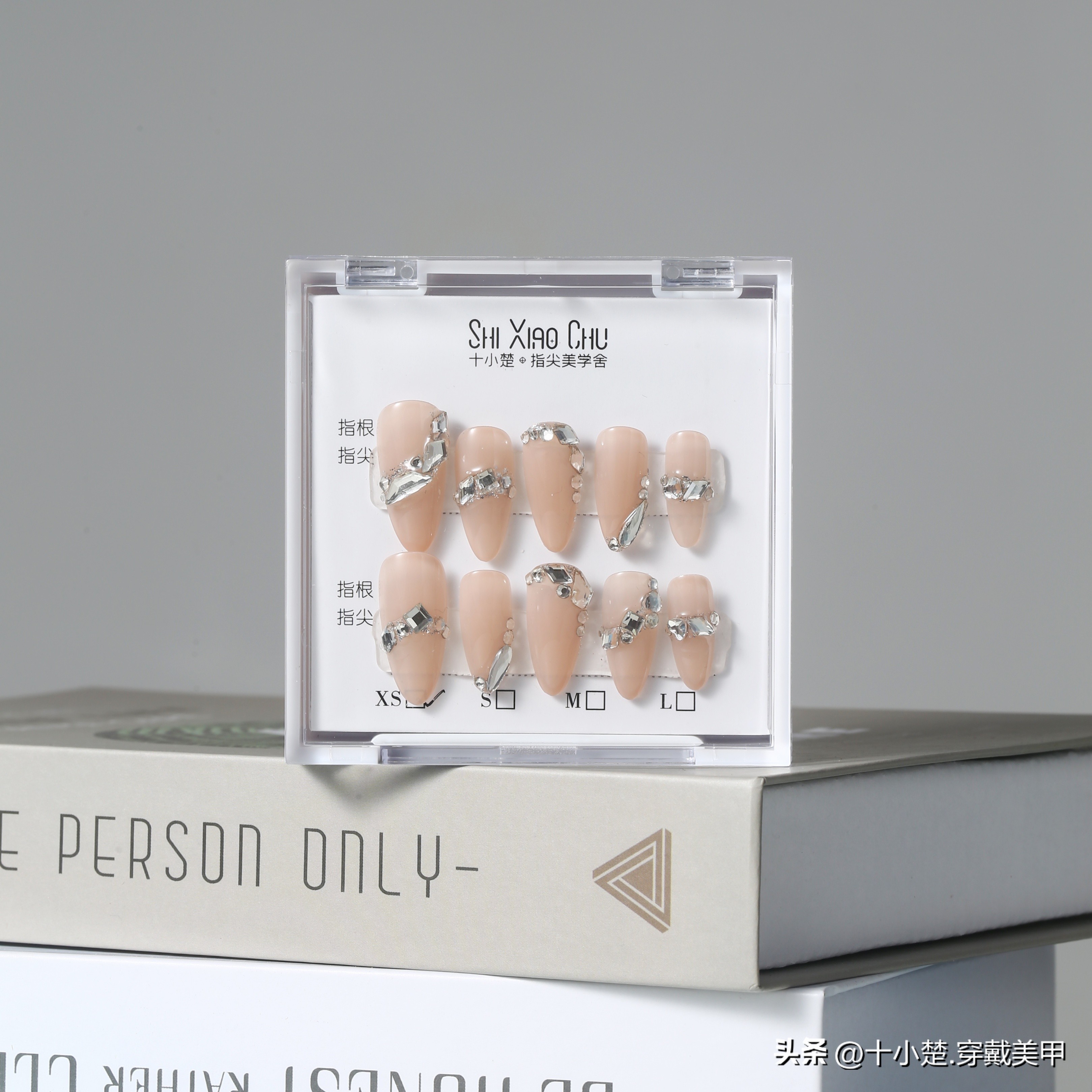 怎样贴美甲饰品_穿戴甲工具准备_穿戴甲正确佩戴方法