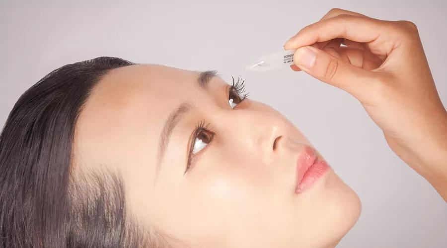 眼药水滴在黑眼球上_正确滴眼药水正确步骤图片_滴眼药水正确方法