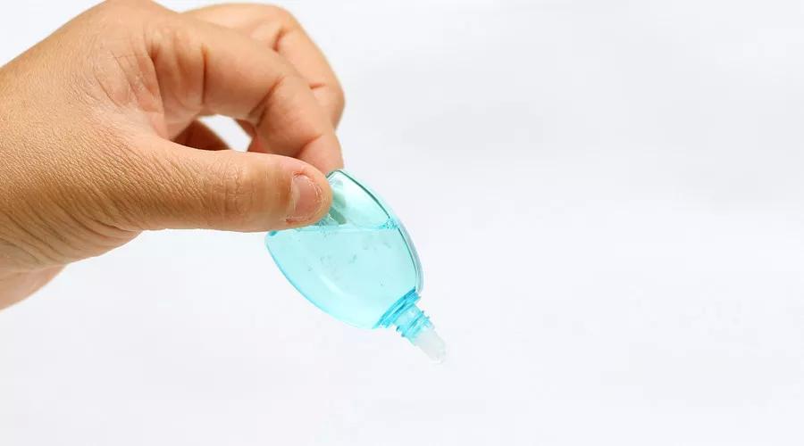 眼药水滴在黑眼球上_正确滴眼药水正确步骤图片_滴眼药水正确方法