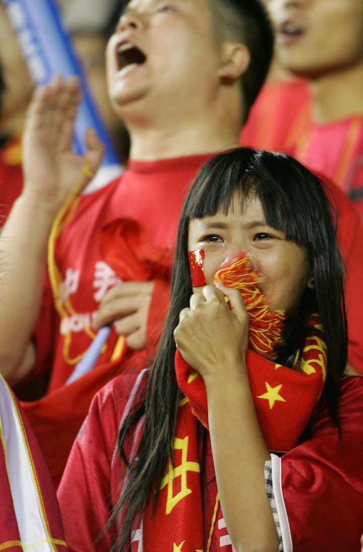 国足球迷泪洒现场_国足球迷流泪图片_国足输球球迷流泪