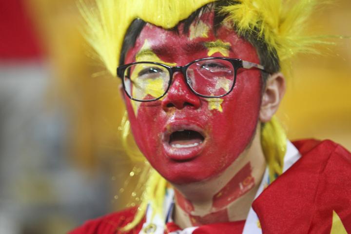 国足输球球迷流泪_国足球迷流泪图片_国足球迷泪洒现场
