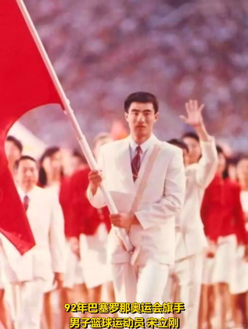 雅典奥运中国旗手_东京奥运会中国旗手_朱婷赵帅双旗手