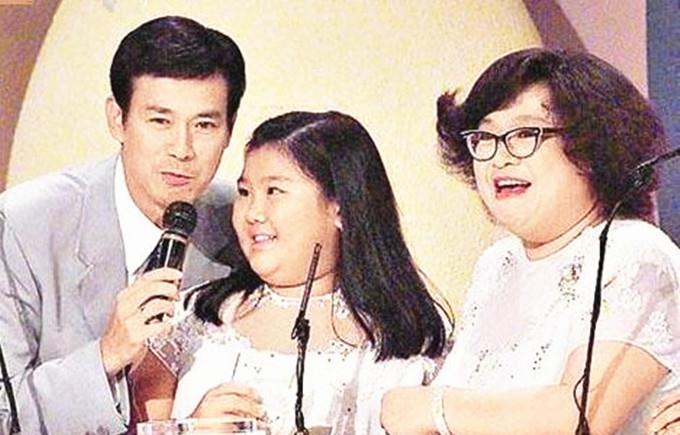 郑欣宜郑咏恩同框亲密_郑欣宜沈殿霞视频_沈殿霞女儿郑欣宜金发合影