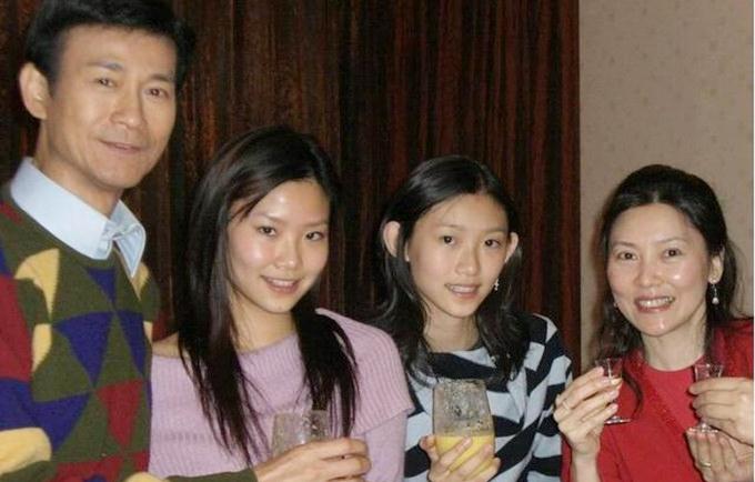 郑欣宜沈殿霞视频_沈殿霞女儿郑欣宜金发合影_郑欣宜郑咏恩同框亲密