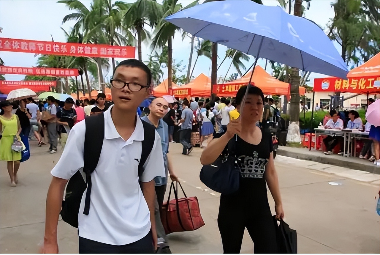高考录取朋友圈点赞争议_父母代签孩子清华录取通知书时哭了_清华录取通知书朋友圈争议